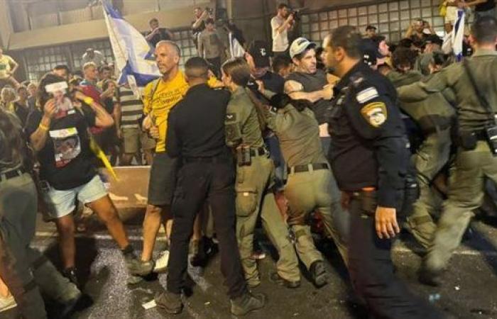 الشرطة الإسرائيلية تعتقل نحو 32 متظاهرًا طالبوا بإعادة الرهائن المحتجزين في غزة