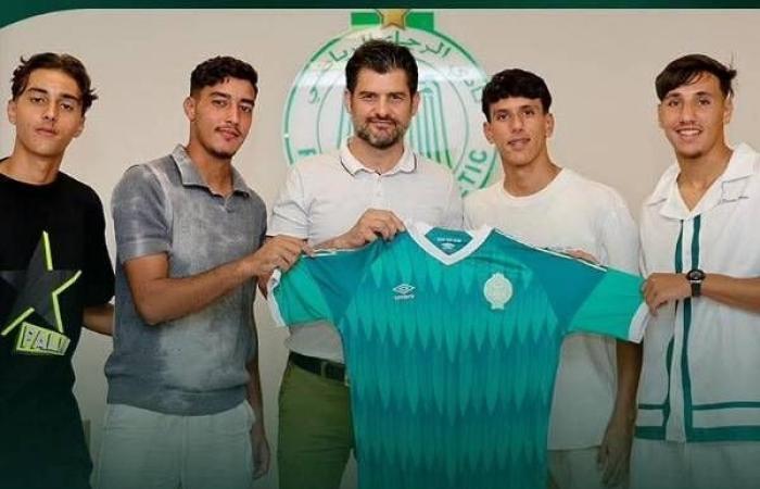 الرجاء يوقع عقودا احترافية مع 4 من أبرز مواهبه