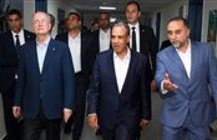 وزير الخارجية يرافق رئيس الوزراء الفلسطيني لزيارة الجرحى الفلسطينيين بمستشفى العريش العام|صور
