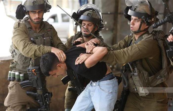 قوات الاحتلال الإسرائيلي تعتقل ما لا يقل عن 49 فلسطينيا من الضفة الغربية