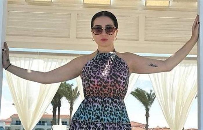 فستان “التايجر” يضع مي عز الدين في صدارة الترند