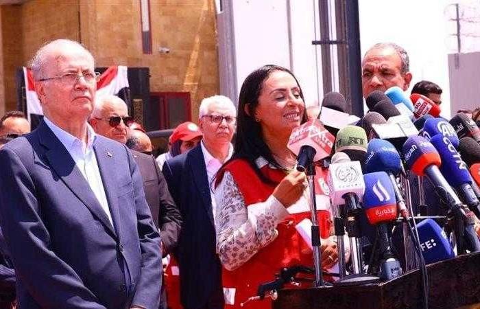 وزيرا التضامن والخارجية يصطحبان رئيس الوزراء الفلسطيني في زيارة للمركز اللوجستي للهلال الأحمر المصري بالعريش