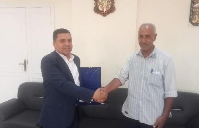 رئيس مدينة الطود بالأقصر  يكرم مسئول حماية الأراضي الزراعية لبلوغه سن التقاعد