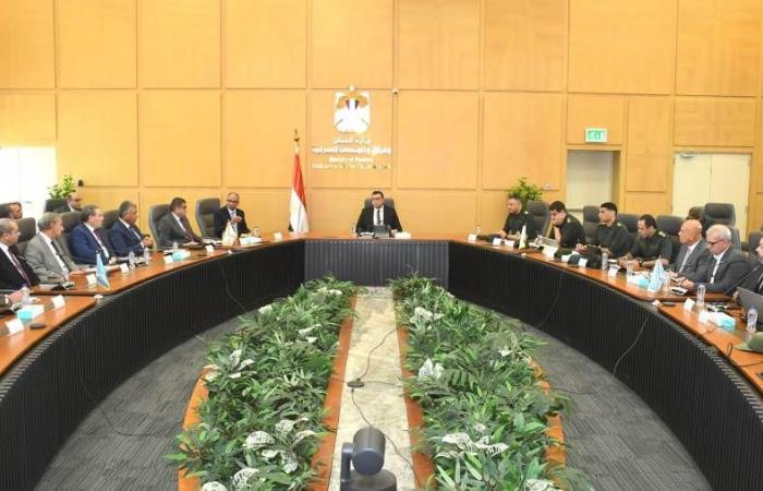 وزير الإسكان يعقد اجتماعًا مع مسئولى الهيئة الهندسية للقوات المسلحة لبحث التعاون