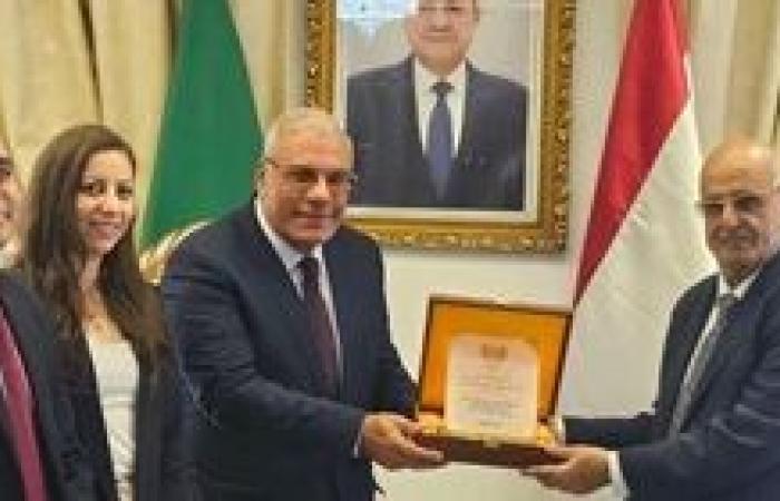 مندوب اليمن يكرم السفير محمد مصطفى عرفي