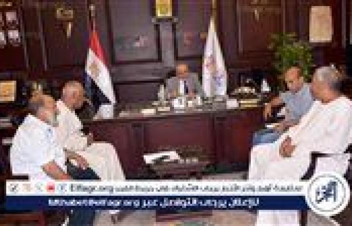 محافظ الأقصر يستقبل وفد أهالي المدامود لبحث احتياجات القرية
