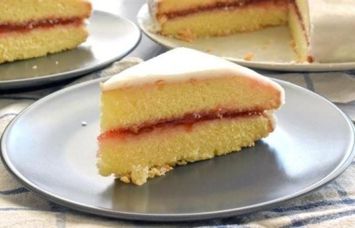 طريقة كيكة الزبادي المحشية لحلوى لذيذة وسهلة