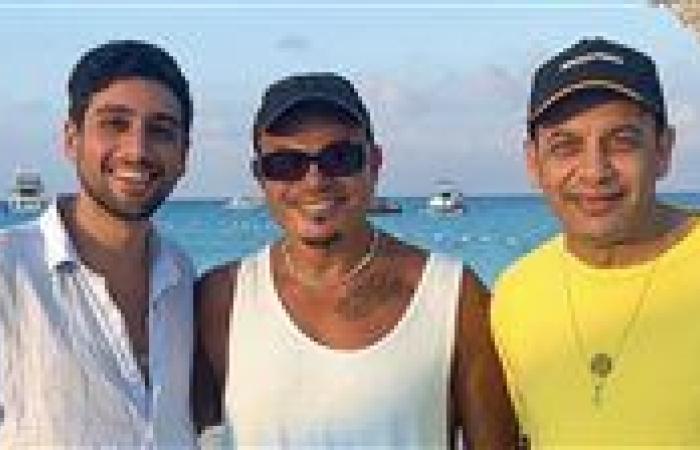 مع القمرين.. تيام مصطفى قمر يشارك صورة مع والده وعمرو دياب