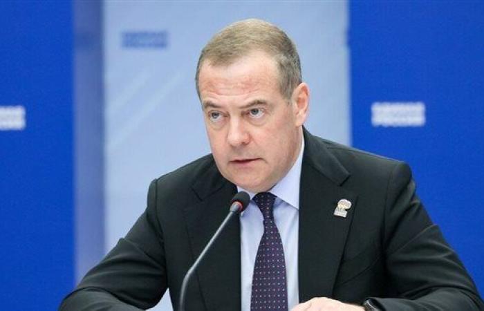 مدفيديف: روسيا تعتبر نشر قوات الناتو في أوكرانيا خطًا أحمر