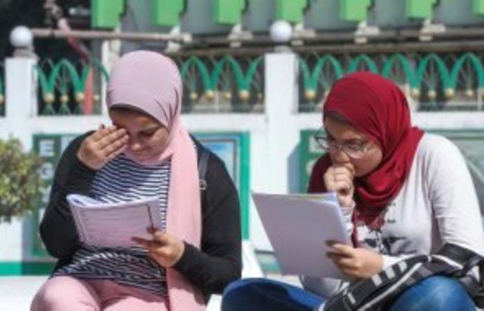 طلاب الثانوية العامة يؤدون امتحان الرياضيات البحتة للدور الثانى