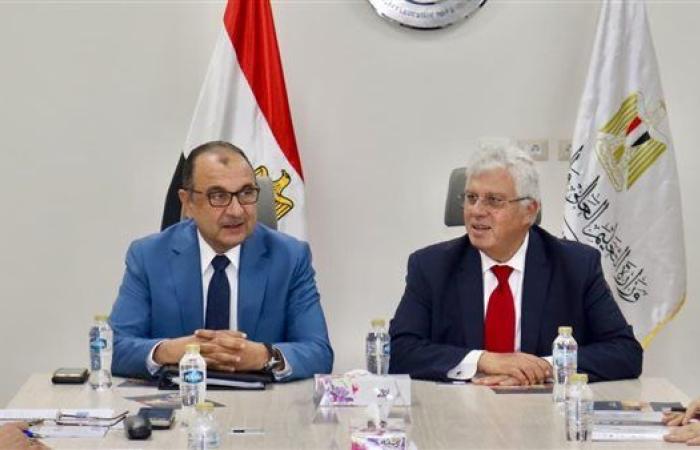 أيمن عاشور: شراكات مع قطاع الأعمال لتأهيل الطلاب والخريجين لسوق العمل