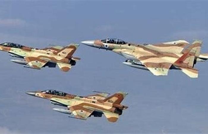 طائرات الاحتلال تدمر مركز إيواء نازحين في دير البلح وسط غزة