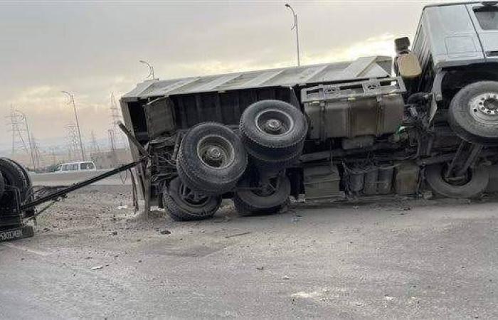 إصابة شخص فى حادث انقلاب سيارة نقل على طريق الخمسين بقنا
