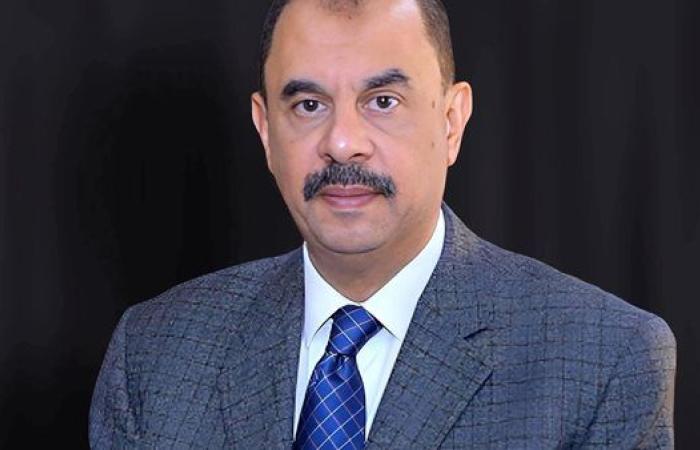 محافظ سوهاج يعقد اجتماعًا مع معاونيه لبحث الفرص الاستثمارية