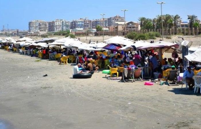توافد المواطنين على شواطئ بورسعيد وسط متابعة ميدانية لفرق الإنقاذ لضمان تأمين المصطافين