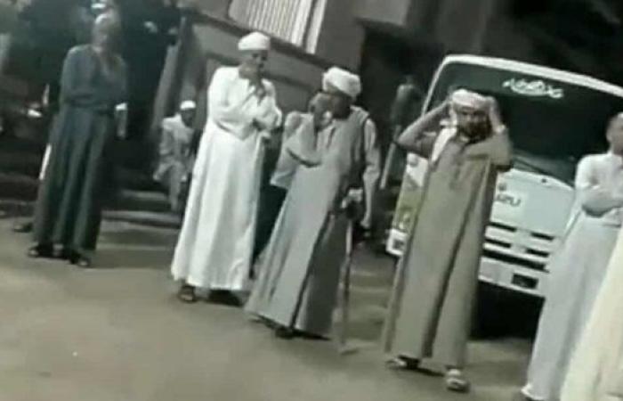 حزن وبكاء بقرية طرفا بسمالوط بعد تشييع جنازة شاب قتل في ليبيا
