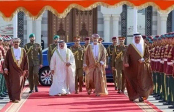 ملك البحرين يصل عمان في زيارة خاصة