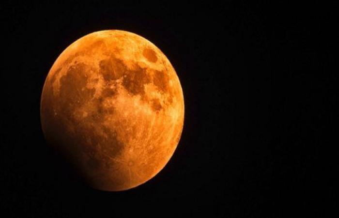 عاجل.. ظاهرة فلكية نادرة: خسوف القمر الكلي يظهر في مصر والدول العربية الأحد المقبل