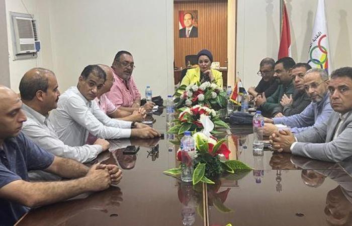 سولاف درويش تستعرض مع العاملين بالبنك المركزي سبل دعم حقوق الموظفين وتحسين بيئة العمل