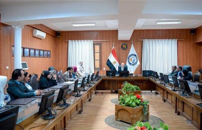 رئيس جامعة بني سويف يرأس اجتماع مركز تطوير الأداء الجامعي