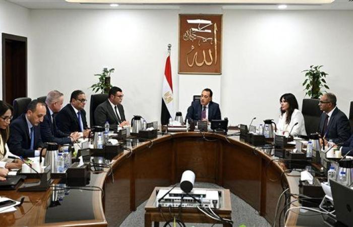 رئيس الوزراء يتابع الإجراءات والموقف التنفيذي لمشروعات تحلية مياه البحر