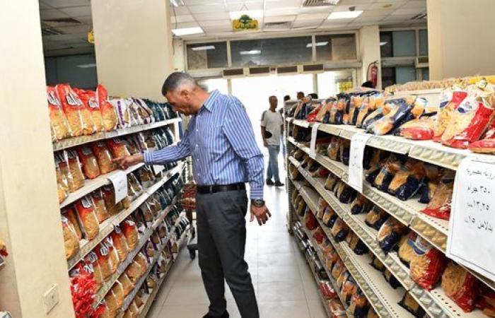 محافظ أسوان يتابع مبادرة "خفض الأسعار" بالمجمع الإستهلاكى بالشيخ هارون