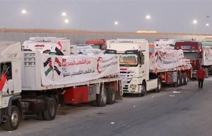 اصطفاف شاحنات القافلة الـ 22 تمهيدًا لدخولها من مصر إلى قطاع غزة