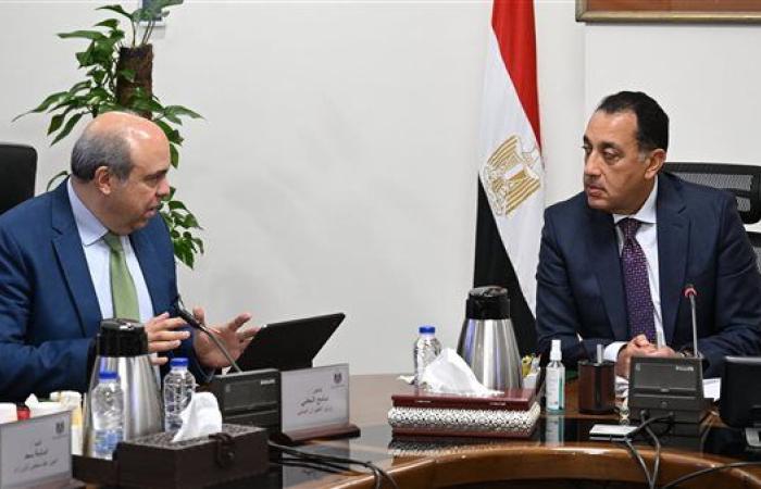 رئيس الوزراء يتابع الموقف التنفيذي لمشروع "مبنى 4" بمطار القاهرة الدولي