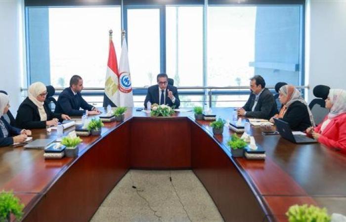 "عبدالغفار" يناقش ملف تكليف أعضاء المهن الصحية ويبحث آليات توزيعهم على المنشآت الصحية
