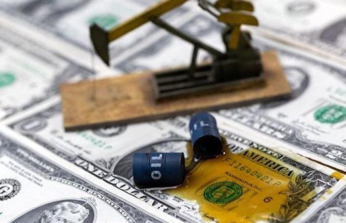 تراجع أسعار النفط 2% متخليا عن ذروة 3 أسابيع بسبب التطورات في أوكرانيا