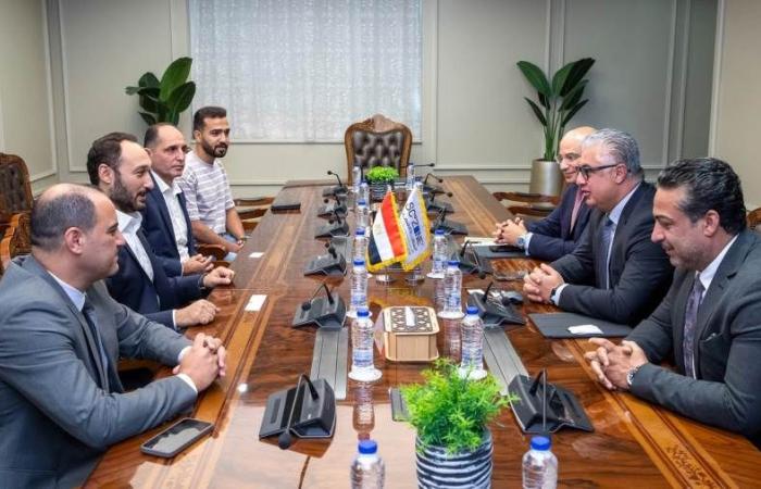 باستثمارات 35 مليون دولار.. «اقتصادية السويس» توقع عقد إنشاء مصنع تركي جديد للمنسوجات بالقنطرة غرب