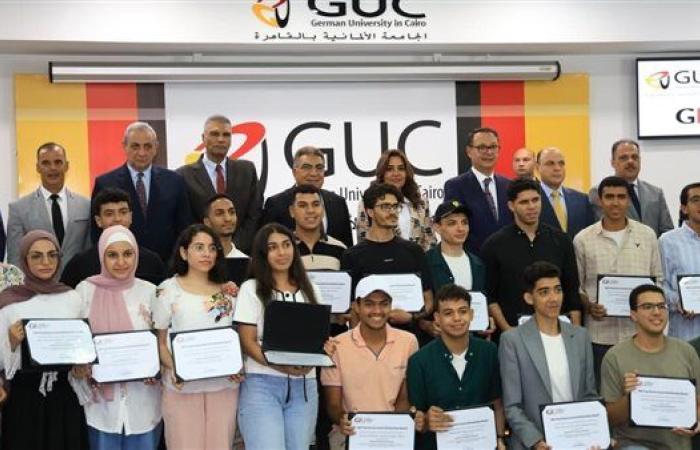 وزيرة التنمية المحلية تسلم 69 منحة دراسية لأوائل الثانوية العامة بالجامعة الألمانية والدولية
