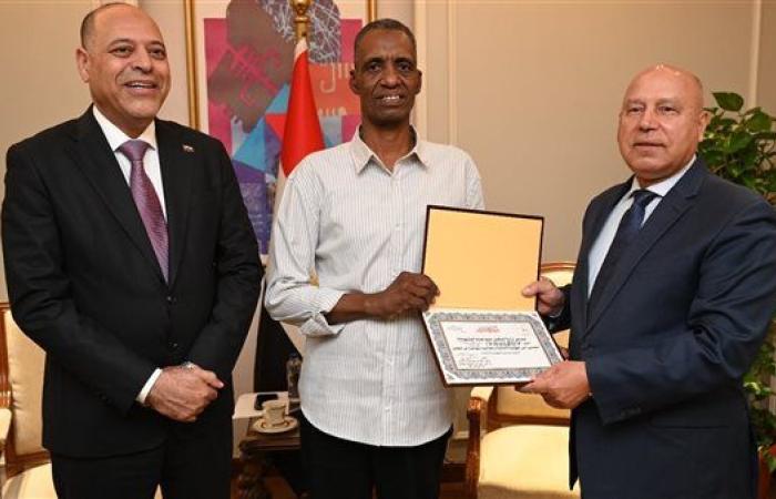 الصناعة والنقل والعمل يكرمون عامل مزلقان السادات ببني سويف لإنقاذه شابًا من الموت
