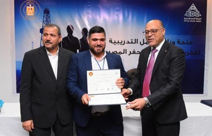 وزير العمل يسلم 97 شهادة تدريب مجانية لخريجي دورات الخدمات البترولية