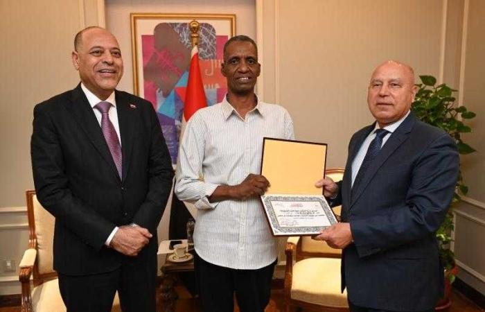 وزير الصناعة والنقل يكرم طارق محمد برس عامل مزلقان السادات ببني سويف