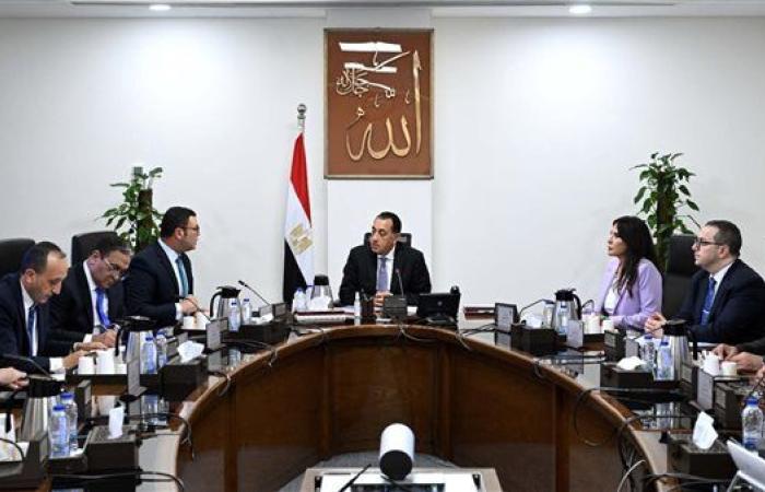 رئيس الوزراء يتابع مع وزير الإسكان موقف "سكن لكل المصريين" ومبادرة "بيتك في مصر"