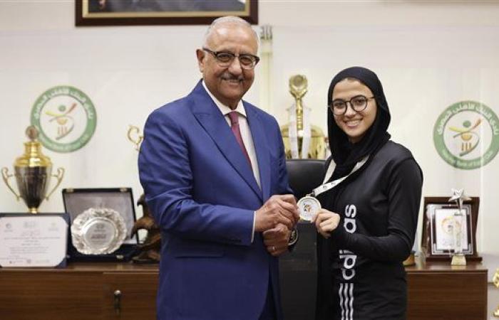 أشرف نصار يكرم بطلة البنك الأهلي بسملة شريف بعد تتويجها بالذهب الإفريقي