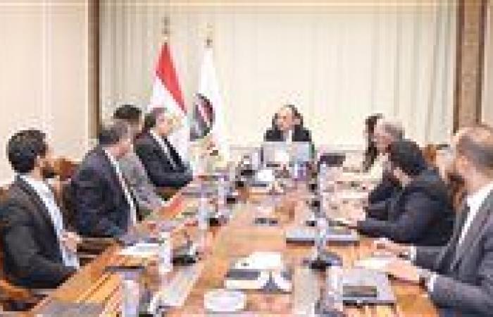وزير قطاع الأعمال يبحث سبل تطبيق تقنيات الذكاء الاصطناعي بالشركات التابعة