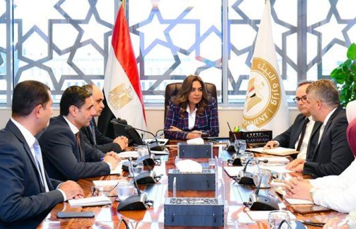 منال عوض: 900 عمود يعمل بالطاقة الشمسية و50 فندقًا ضمن أنشطة مشروع "جرين شرم"