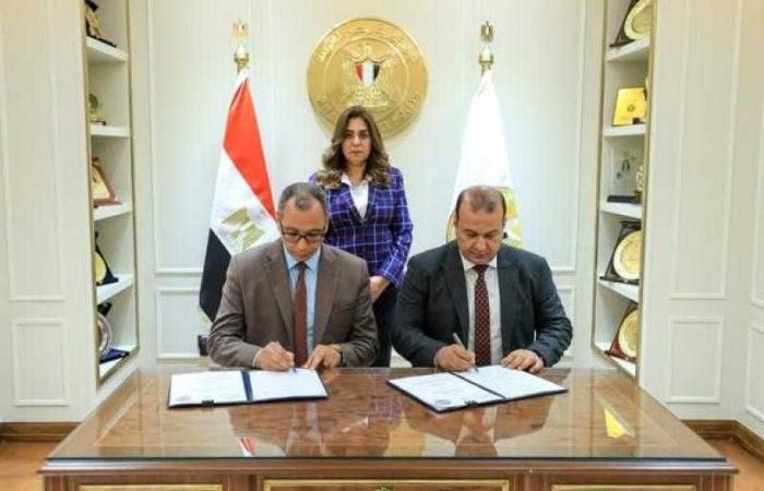 وزيرة التنمية تشهد مراسم توقيع عقد توريد مجزرين متنقلين لذبح الماشية في المناطق النائية والحدودية