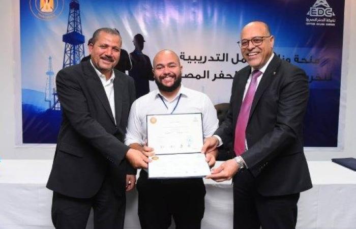 وزير العمل: 97 شهادة لخريجي دورات تدريب مجانية في مجالات الخدمات البترولية