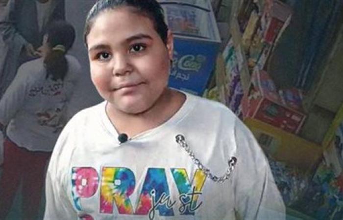 قلب من ذهب.. موقف إنساني لطفلة تساعد مسنًا محتاجًا يتصدر السوشيال ميديا