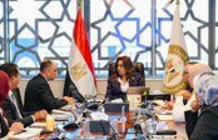 منال عوض تستعرض مع فريق عمل مشروع "الغردقة مدينة خضراء" محاور التنفيذ والنجاحات والتحديات