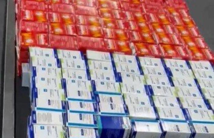 جمارك مطار القاهرة تضبط راكب حاول تهريب 22400 كبسول مخدر وأدوية أخرى.. صور
