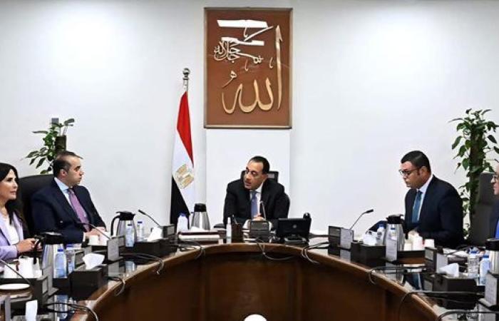 رئيس الوزراء يستعرض آليات تنفيذ مشروعات الكهرباء بالمدن الجديدة بالمشاركة مع القطاع الخاص
