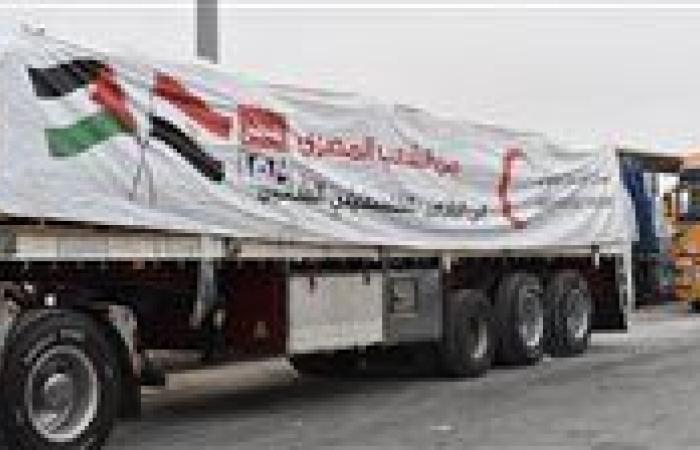 تحرك شاحنات المساعدات الإنسانية إلى معبر كرم أبو سالم تمهيدا لدخولها قطاع غزة