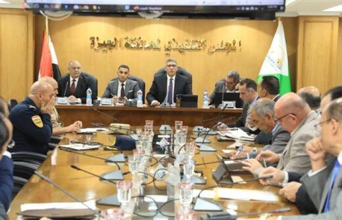 محافظ الجيزة يبحث استعدادات استقبال العام الدراسي وتجهيزات معارض "أهلا مدارس"