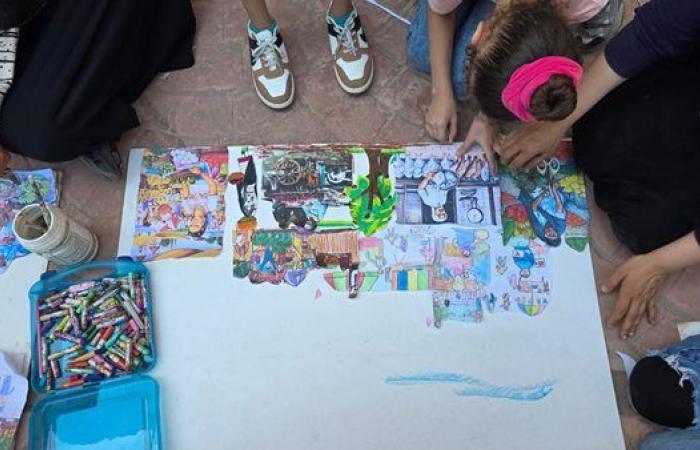 أطفال المنيب يرسمون ملامح هويتهم في “جدارية سوق الثلاثاء”.. صور