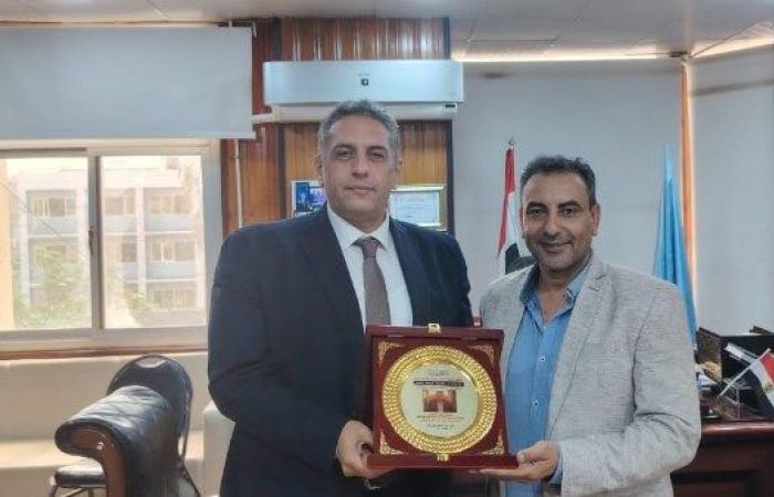 أبو السعد يكرم مدير إدارة المراجعه والحوكمه بمديرية الصحه بكفرالشيخ