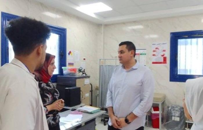وكيل مديرية الصحة يتفقد وحدتي الملقة والبيضا بكفر الدوار في جولة مسائية